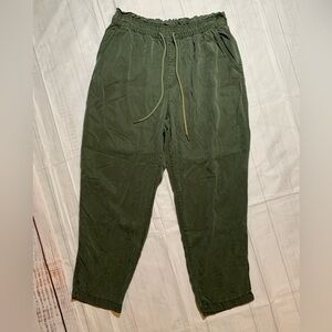 LOFT Army green ankle pants. Size L.